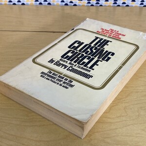 K&ouml;nnte beinhalten: Ein wei&szlig;es Buch mit einem goldenen und schwarzen Titel, "The Closing Circle: Nature, Man & Technology" von Barry Commoner. Der Buchumschlag enth&auml;lt den Text "The best book on the environment ever written! With a new Preface by the author."