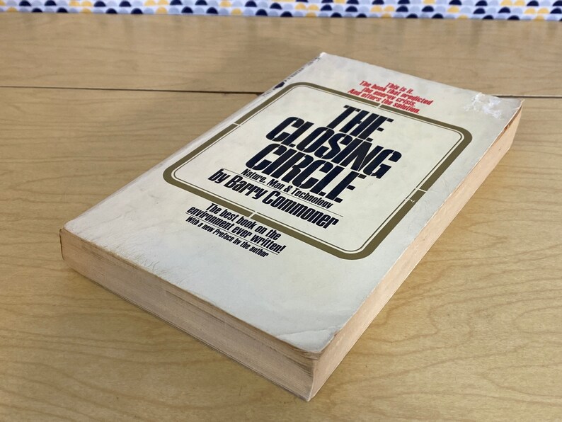 K&ouml;nnte beinhalten: Ein wei&szlig;es Buch mit einem goldenen und schwarzen Titel, "The Closing Circle: Nature, Man & Technology" von Barry Commoner. Der Buchumschlag enth&auml;lt den Text "The best book on the environment ever written! With a new Preface by the author."