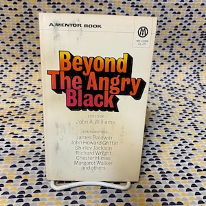 Może przedstawiać: Miękka okładka książki z serii Mentor zatytułowana "Beyond The Angry Black" pod redakcją Johna A. Williamsa. Okładka jest pomarańczowa, ż&oacute;łta i czarna z tytułem w dużych, pogrubionych literach.