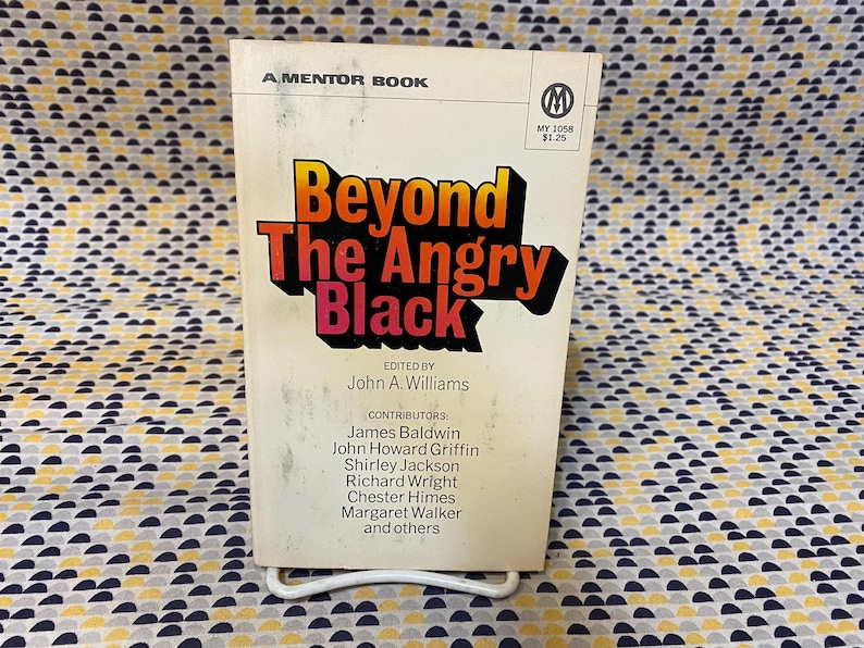 Może przedstawiać: Miękka okładka książki z serii Mentor zatytułowana "Beyond The Angry Black" pod redakcją Johna A. Williamsa. Okładka jest pomarańczowa, ż&oacute;łta i czarna z tytułem w dużych, pogrubionych literach.
