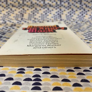 Może przedstawiać: Biała książka w miękkiej oprawie z tytułem "Beyond the Angry Black" i listą autor&oacute;w, w tym Jamesa Baldwina, Johna Howarda Griffina, Shirley Jackson, Richarda Wrighta, Chestera Himesa, Margaret Walker i innych.