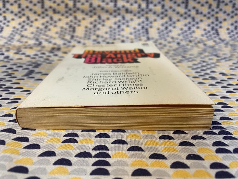 Może przedstawiać: Biała książka w miękkiej oprawie z tytułem "Beyond the Angry Black" i listą autor&oacute;w, w tym Jamesa Baldwina, Johna Howarda Griffina, Shirley Jackson, Richarda Wrighta, Chestera Himesa, Margaret Walker i innych.