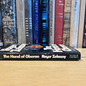 A Mão de Oberon - Roger Zelazny - Avon - Brochura imagem 3