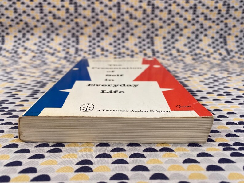 Puede incluir: Un libro vintage titulado "The Presentation of Self in Everyday Life". La portada tiene un fondo blanco con detalles en azul y rojo. Es un Doubleday Anchor Original.