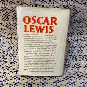 Op de afbeelding: Een witte boekomslag met de titel "Oscar Lewis" in rode en oranje letters. De tekst beschrijft Lewis' leven en carri&egrave;re als antropoloog.