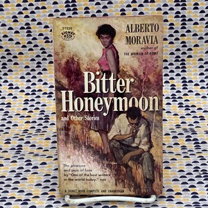 Peut inclure: Une couverture de livre de poche vintage avec une illustration brune et verte d'un couple. Le titre est "Bitter Honeymoon and Other Stories" par Alberto Moravia, auteur de "The Woman of Rome".