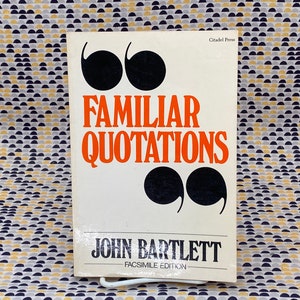 Könnte beinhalten: Ein weißes Buch mit dem Titel "Familiar Quotations" in orangefarbener Schrift und dem Autor "John Bartlett" in schwarzer Schrift. Das Buch ist eine Faksimile-Ausgabe und trägt das Logo von Citadel Press.