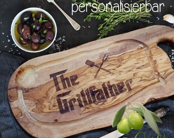 Planche de service pour barbecue en bois d'olivier avec gravure "The Grillfather+Names" avec languette de préhension - planche à découper pour hamburgers, grillades, viandes, barbecue