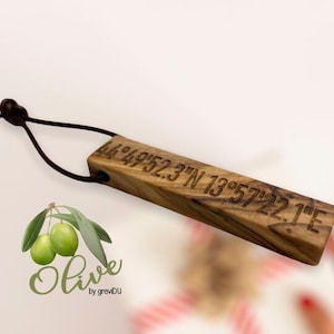 Olive wood keychain including engraving for necklace, bracelet, pendant, souvenir, guest gift, wedding gift packaging