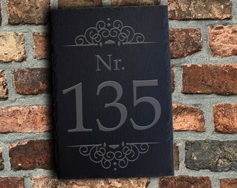 Türschild aus Schiefer (20x30cm) mit dem Motiv "Nr. 135" – Gravur mit Ziffer Hausnummer Adresse Schild individuell persönlich personalisiert