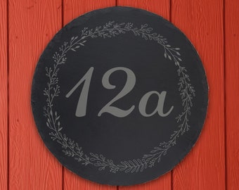 Türschild aus Schiefer (ø 10, 15, 25, 30cm) mit Gravur "Kranz + Hausnummer" – Haus Nummer Schild individuell persönlich