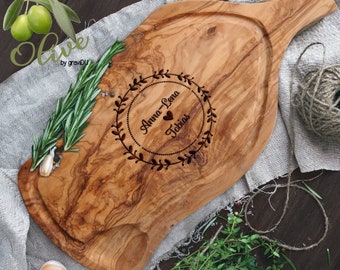 Planche à découper personnalisée en bois d'olivier avec gravure LOVE WREATH >NAMEN< - avec poignée ou languette de poignée planche de service cadeau de mariage