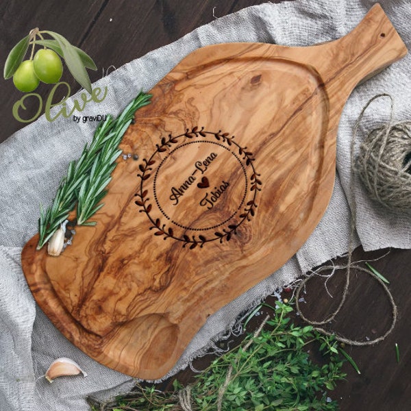 Personalized olive wood cutting board including engraving LOVE WREATH >NAMES< – with handle or grip tab serving board wedding gift