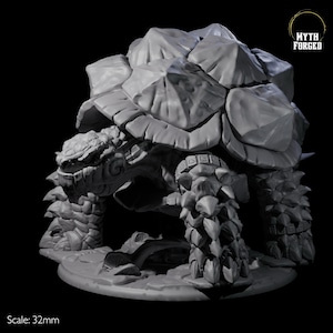 Puede incluir: Una miniatura gris y detallada de una tortuga con una concha y patas espinosas. La miniatura está de pie sobre una base redonda. La miniatura está a escala de 32 mm. MYTH FORGED está impreso en la base.