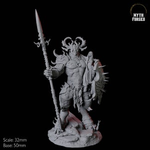 Puede incluir: Figura en miniatura gris y detallada de un guerrero con cuernos que sostiene una lanza y un escudo. La figura tiene una armadura intrincada y está posada sobre una base rocosa. El texto "Myth Forged" está en la esquina superior derecha. Escala: 32 mm, Base: 50 mm.