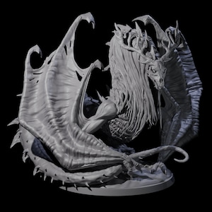 Op de afbeelding: Een gedetailleerde, grijze drakenbeeldhouwwerk met grote, getextureerde vleugels en een skeletachtig hoofd versierd met geweien. De draak staat op een cirkelvormige basis, met ingewikkelde details over het hele lichaam, tegen een zwarte achtergrond.