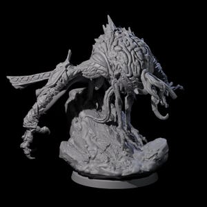 Może przedstawiać: Szara, szczegółowa miniaturowa figurka potwornego stworzenia z mózgopodobną głową, wieloma mackami i szponiastymi stopami. Figurka jest ustawiona na skalistej podstawie, ze skomplikowanymi detalami na ciele i kończynach. Tło jest czarne.