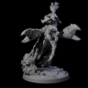 Può includere: Una statuina grigia di una figura umanoide con elementi simili a quelli di un granchio. La figura ha una corona e posa con grandi chele e una base strutturata. La scultura dettagliata suggerisce un personaggio fantasy o mitologico.