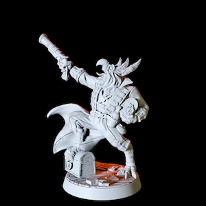 Può includere: Una statuetta in miniatura dipinta di bianco di una creatura simile a un uccello che indossa un costume da pirata e tiene una pistola. La creatura è in piedi su uno scrigno del tesoro e una base.