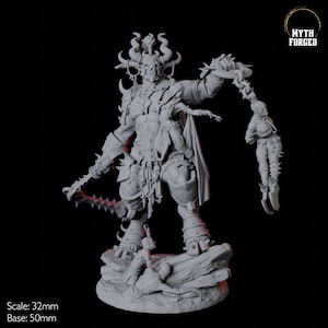 Puede incluir: Una miniatura gris y detallada de una figura musculosa con cuernos que sostiene una cadena a la que está unida una figura más pequeña. La figura más grande lleva armadura y sostiene un arma con púas. La miniatura está colocada sobre una base gris texturizada. Escala: 32 mm, Base: 50 mm. MYTH FORGED.