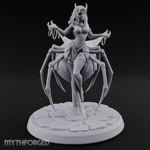 Miniatura de reina drider con cuernos colgantes y cadenas para D&D, Dungeons and Dragons, Pathfinder y otros juegos de rol de mesa.