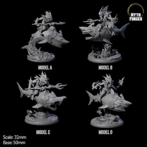 Puede incluir: Cuatro figuras en miniatura impresas en 3D de una criatura montando un tiburón. Las figuras están en varias poses y todas son de color gris. Las figuras están a escala de 32 mm y tienen una base de 50 mm. Las figuras están etiquetadas como Modelo A, Modelo B, Modelo C y Modelo D. El texto "MYTH FORGED" es visible en la esquina superior derecha de la imagen.