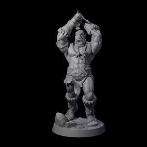 Könnte beinhalten: Graue, muskulöse Ork-Figur mit grimmigem Gesichtsausdruck, die eine Waffe über dem Kopf hält. Der Ork trägt einen Lendenschurz mit Totenkopfmuster, fellgefütterte Stiefel und eine Halskette. Die Figur steht auf einem felsigen Sockel, vor schwarzem Hintergrund.