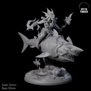 Puede incluir: Una miniatura gris y detallada de una criatura montando un tiburón. La criatura tiene aletas y cola, y sostiene un pequeño objeto en su mano. El tiburón tiene dientes afilados y nada en el agua. La miniatura está colocada sobre una base redonda con una superficie texturizada. Myth Forged.