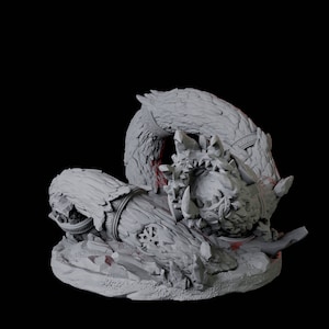 Puede incluir: Escultura gris detallada de una criatura fantástica, posiblemente un jabalí o un animal similar, con protuberancias cristalinas y pelaje texturizado. La escultura descansa sobre una base rocosa, con detalles intrincados.