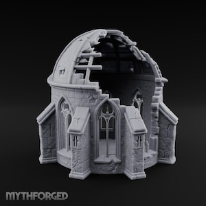 Puede incluir: Una miniatura gris sin pintar de un edificio de piedra en ruinas con una cúpula parcialmente colapsada y marcos de ventanas arqueados. La estructura presenta texturas de mampostería detalladas y el texto MYTHFORGED es visible abajo a la izquierda.