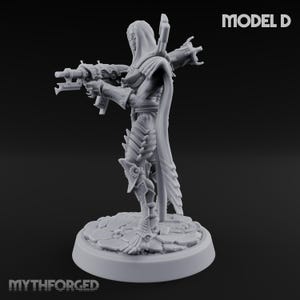 Può includere: Figura in miniatura grigia e dettagliata di un personaggio incappucciato che tiene due fucili futuristici. La figura è su una base circolare. Il testo "MYTHFORGED" è in basso e "MODEL D" in alto a destra.