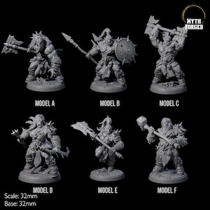 Puede incluir: Seis figuras de fantasía en miniatura grises, cada una representando una pose de guerrero diferente. Las figuras están etiquetadas como Modelo A a F. La escala es de 32 mm, con una base de 32 mm. El logotipo de Myth Forged está en la esquina superior derecha.