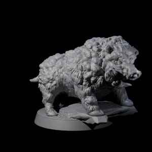 Puede incluir: Figura gris impresa en 3D de un jabalí con un pelaje texturizado y con bultos. El jabalí está sobre una pequeña base de roca, con sus colmillos visibles. La figura está sobre un fondo negro.