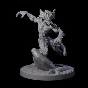 Può includere: Una statuetta grigia, stampata in 3D, di una creatura mostruosa con artigli affilati, una testa cornuta e un fisico muscoloso. La figura è posata dinamicamente su una base rocciosa, con un braccio teso. La base è rotonda e strutturata.