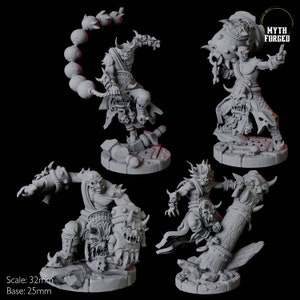 Puede incluir: Cuatro figuras en miniatura de oni, un tipo de demonio japonés, en varias poses. Las figuras están hechas de plástico gris y están detalladas con cuernos, colmillos y garras. Las figuras están colocadas en diferentes bases, incluyendo una piedra rota, un tronco de madera y una base circular con un diseño de adoquines. Las figuras están todas en una postura de lucha, con sus armas levantadas. Las figuras son de la marca Myth Forged.