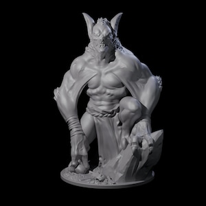 Puede incluir: Escultura gris de una criatura humanoide musculosa, con dientes afilados y orejas puntiagudas. La figura está arrodillada sobre una base rocosa, con una mano sobre una roca y la otra en el suelo. La criatura lleva un taparrabos.