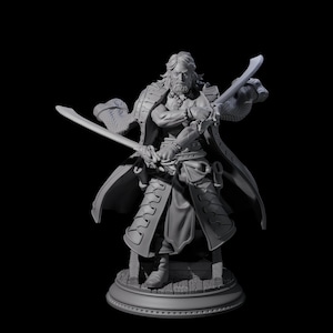 Peut inclure: Figurine grise d'un guerrier aux longs cheveux et à la barbe, tenant deux épées. Le guerrier porte une armure détaillée et un long manteau. La figurine est sur une base ronde avec une plateforme en bois.
