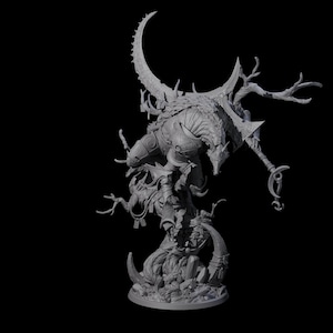 Può includere: Scultura grigia dettagliata di una creatura fantastica con testa di lupo, grandi corna e armatura intricata. La figura è montata su una base con un design strutturato dettagliato, su sfondo nero.