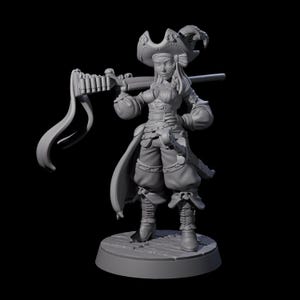 Puede incluir: Figura gris de una pirata femenina, sosteniendo un rifle con una larga cinta ondeante. Lleva un sombrero de tres picos, un corsé y botas altas. La figura se encuentra sobre una base circular con diseño de tablones de madera.
