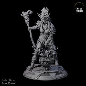 Op de afbeelding: Een grijs, gedetailleerd miniatuurbeeldje van een vrouwelijke krijger met een gehoornde hoofdtooi, die een staf vasthoudt met een schedel aan de bovenkant. Ze staat op een ronde basis met een getextureerd oppervlak. Het beeldje is 32 mm in schaal en de basis is 25 mm in diameter. De tekst "MYTH FORGED" is zichtbaar in de rechterbovenhoek van de afbeelding.