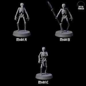 Puede incluir: Tres figuras de esqueletos grises sobre bases redondas se muestran sobre un fondo negro. El modelo A está de pie con los brazos a los lados. El modelo B sostiene una lanza. El modelo C tiene una espada. El texto "Model A", "Model B" y "Model C" están debajo.