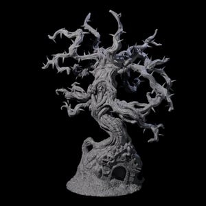 Puede incluir: Escultura detallada de un árbol de fantasía gris, con un tronco nudoso, espinas afiladas y una pequeña puerta arqueada en la base. Las ramas se retuercen, creando una silueta dramática sobre un fondo negro. La textura del árbol es áspera y desgastada.