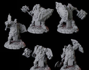 Könnte beinhalten: Fünf grau bemalte Miniaturfiguren von Kriegern mit Schilden und Waffen. Jede Figur steht auf einem runden Sockel mit aufwendigen Details.