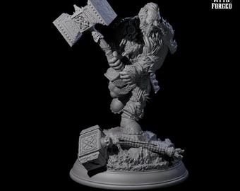 Könnte beinhalten: Eine graue, detaillierte Miniatur eines Zwergenkriegers, der einen großen Hammer schwingt. Der Zwerg trägt eine Rüstung und einen Bart. Die Miniatur steht auf einem runden Sockel mit einem kleineren Hammer an der Basis. Die Miniatur ist im Maßstab 32 mm und der Sockel 25 mm. Der Text "MYTH FORGED" ist in der oberen rechten Ecke des Bildes sichtbar.