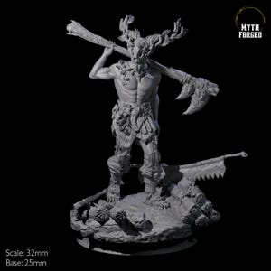 Puede incluir: Una figura miniatura gris y detallada de una criatura humanoide con cuernos y un hacha grande. La criatura lleva un taparrabos y tiene una expresión feroz. La miniatura está de pie sobre una base rocosa. Escala: 32 mm, Base: 25 mm.