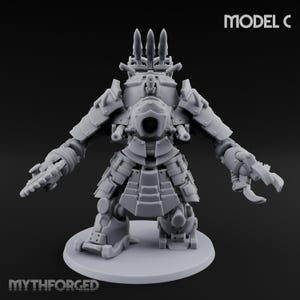 Peut inclure: Une figurine miniature en résine grise représentant un robot mécanique sur un socle circulaire. Le personnage présente un blindage, un canon central, trois pointes sur le dessus et des mains en forme de pinces. Texte MODEL C et MYTHFORGED.