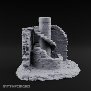 Puede incluir: Una pieza de terreno en miniatura gris y sin pintar que representa una torre de piedra en ruinas con una escalera de caracol central. La estructura incluye muros de ladrillo desmoronados y una base cubierta de escombros. El texto MYTHFORGED es visible abajo a la izquierda.