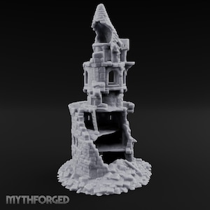 Puede incluir: Una miniatura impresa en 3D de color gris claro de una torre de piedra en ruinas con varios niveles, ventanas arqueadas y un techo irregular y roto. La estructura presenta texturas de mampostería visibles y se asienta sobre una base de escombros.