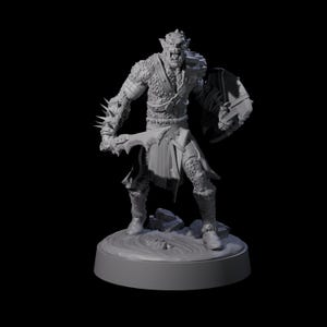 以下が含まれることがあります： グレーの、3Dプリントされた、獰猛なオーク戦士のファンタジーフィギュア。オークは鎧をつけ、スパイク付きの武器と盾を持っています。フィギュアは、岩のような質感の円形の台座の上に、黒い背景に配置されています。