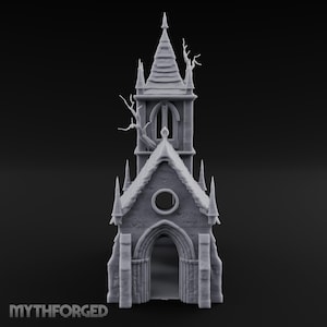 Puede incluir: Una miniatura gris impresa en 3D de un edificio de iglesia gótica con un alto campanario central, una entrada de arco apuntado, una ventana circular y ramas de árbol desnudas en los lados. El texto MYTHFORGED es visible en la parte inferior.